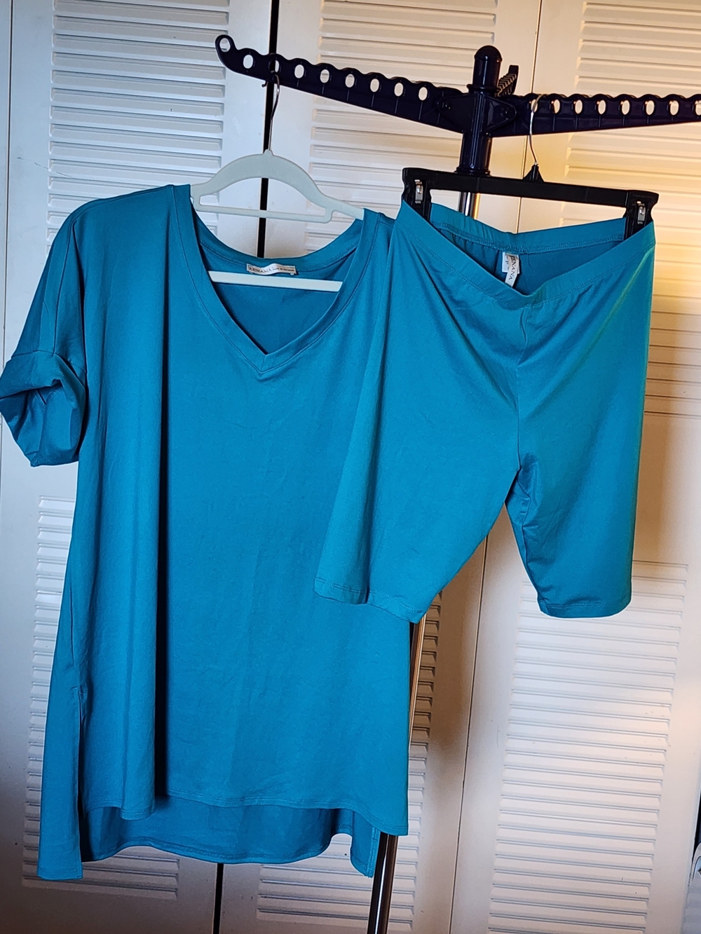 NWOT. Zenana Outfitters Teal V-Neck Relaxed Tunic and Biker Shorts - Size Large - Picture 3 of 7